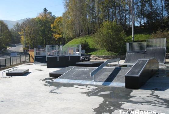 Widok na przeszkody w skateparku w Świeradowie 