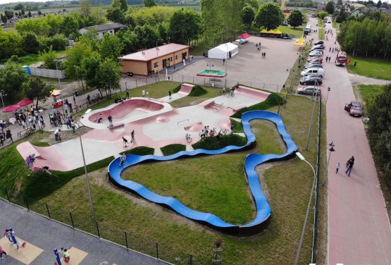 Pumptrack in der Nähe des Skateparks in Sławno