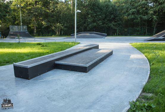 Widok na przeszkodę w skateparku