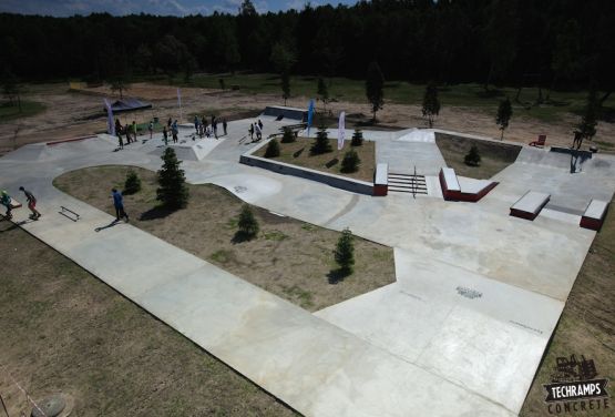 Przysucha - woodcamp - concrete skateplaza