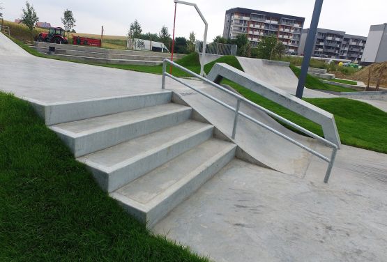 Treppe und Rohr in skatepark Świecie