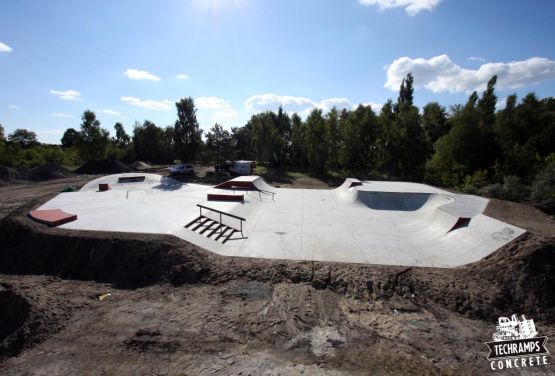 Skatepark en béton à Trzebież