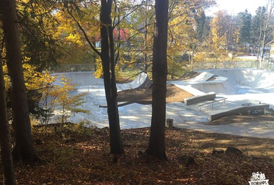 Skatepark in der Nähe des Waldes in Szklarska Poręba