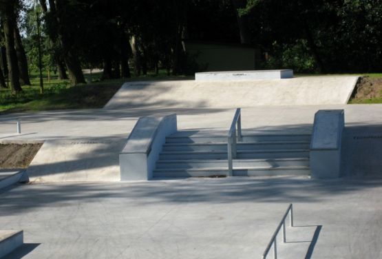 Betonowe elementy skateparku w Stepnicy